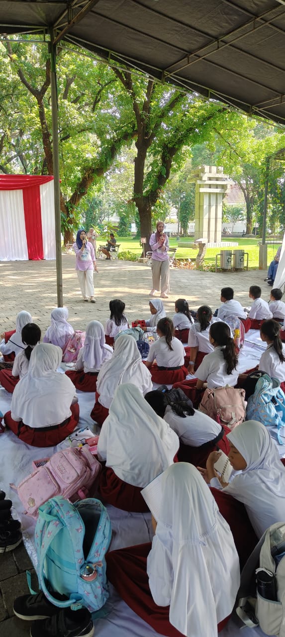 Roadshow Workshop Membaca Dan Literasi Perpustakaan Bersama SDN Gondangdia 03 Di Taman Suropati Menteng